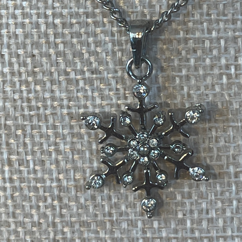 Elegant Silver Snowflake Pendant Necklace